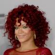 Com a cabelo vermelho, Rihanna no American Music Awards After Party 2010