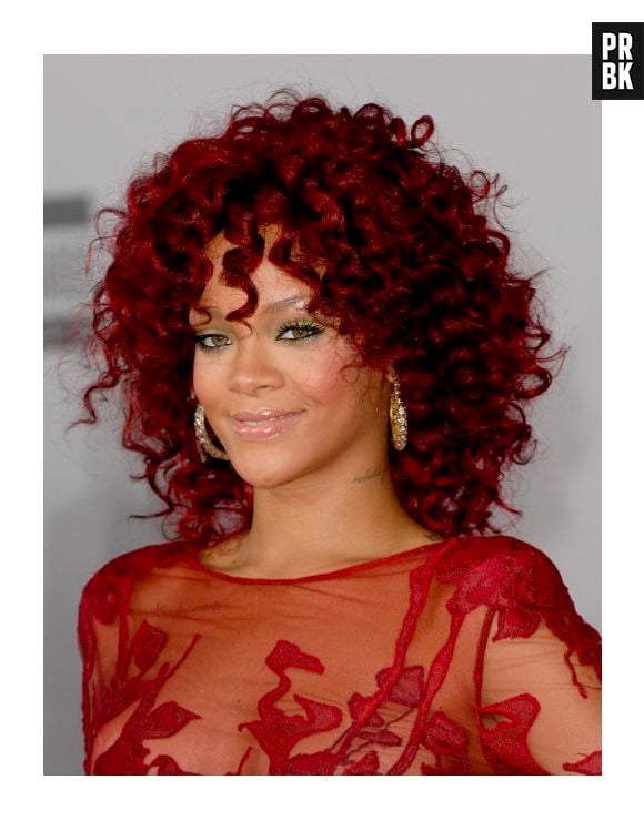 Com a cabelo vermelho, Rihanna no American Music Awards After Party 2010