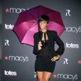 Rihanna lançando coleção de guarda-chuva na Mancy's, 2008