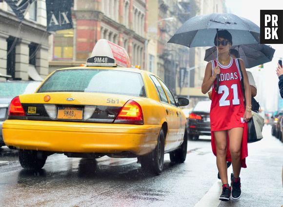 Rihanna é diva até na chuva! Diva barbadiana foi vista em Nova York, 2013