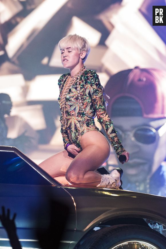 A cantora Miley Cyrus simula masturbação no palco da "Bangerz Tour"