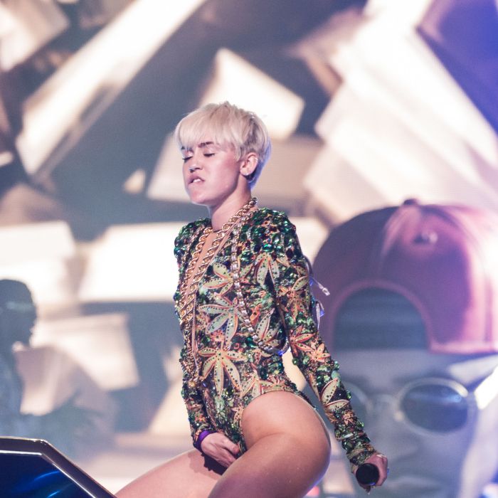 A cantora Miley Cyrus simula masturbação no palco da &quot;Bangerz Tour&quot;