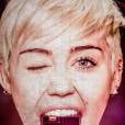 A cantora Miley Cyrus entra na "Bangerz Tour" por uma língua