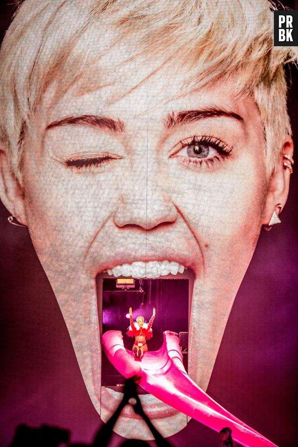 A cantora Miley Cyrus entra na "Bangerz Tour" por uma língua