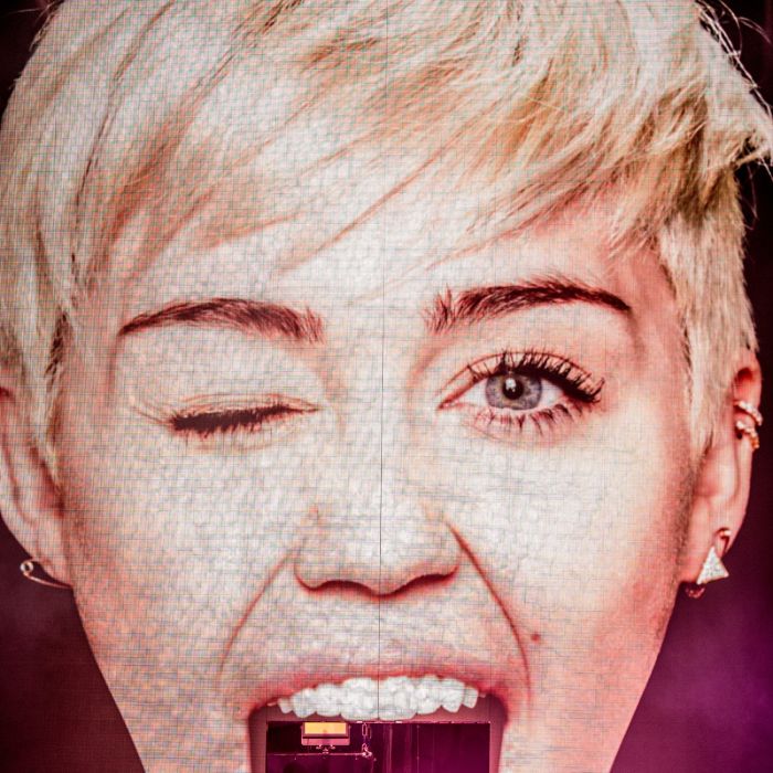 A cantora Miley Cyrus entra na &quot;Bangerz Tour&quot; por uma língua