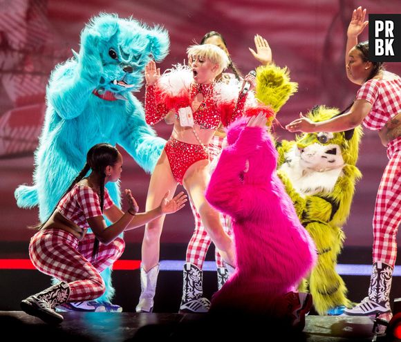 Miley Cyrus vende papel de maconha na "Bangerz Tour"