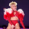 No palco da "Bangerz Tour", Miley Cyrus vive se tocando