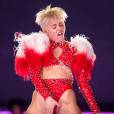 No palco da "Bangerz Tour", Miley Cyrus vive se tocando