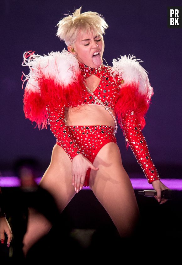 No palco da "Bangerz Tour", Miley Cyrus vive se tocando