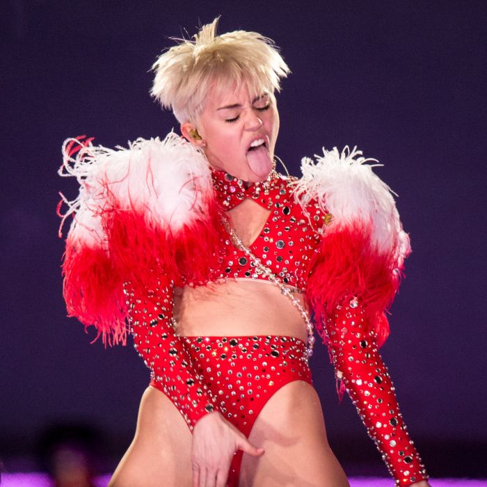 No palco da &quot;Bangerz Tour&quot;, Miley Cyrus vive se tocando
