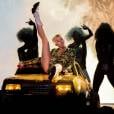A diva teen Miley Cyrus usa maiô bordado com folhas de maconha na "Bangerz Tour"