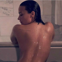 Demi Lovato posta foto de biquíni no Snapchat e dispara: "Meu corpo não é perfeito"