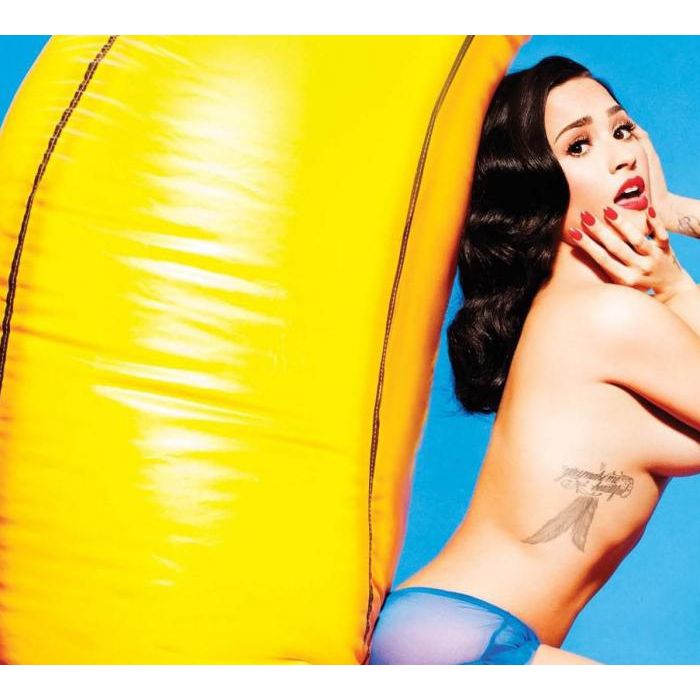 Demi Lovato já posou sensual e de topless para a revista Complex