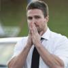 Em "Arrow", Oliver Queen (Stephen Amell) passou anos perdidos em uma ilha. Voltou e continuou levando várias porradas da vida