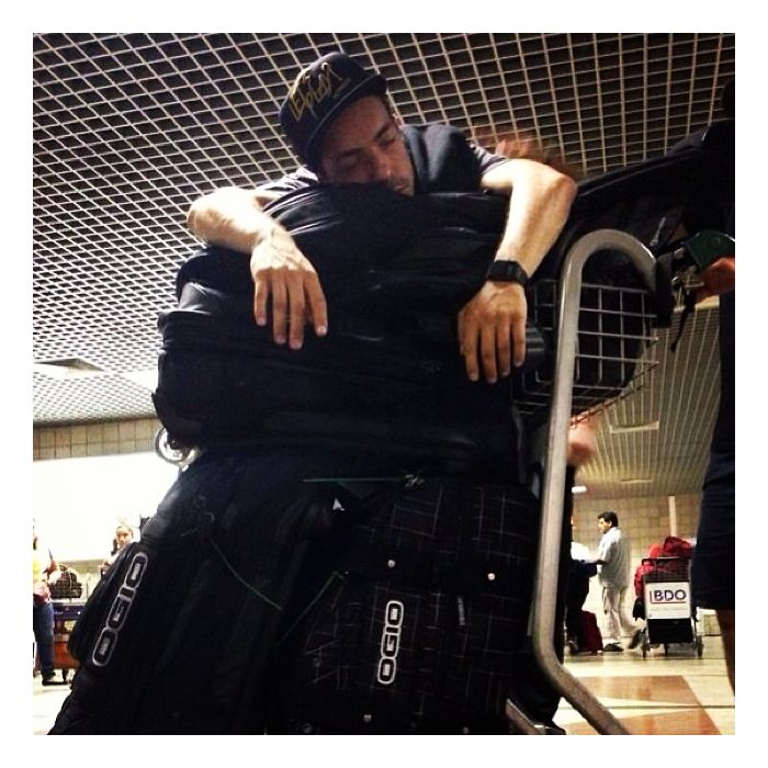 O cantor Di Ferrero mostra cansaço no aeroporto