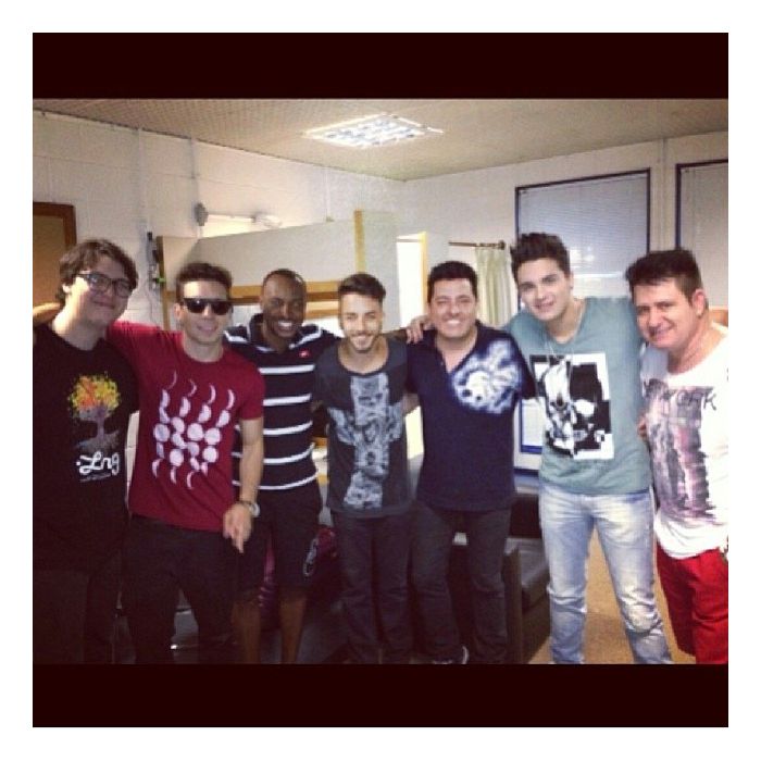 Di Ferrero tira foto com Thiaguinho, Luan Santana e vários cantores