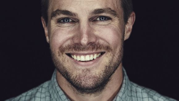 De "Arrow": Stephen Amell, o Oliver, apaixonado por duas atrizes? Confira curiosidades sobre o ator!