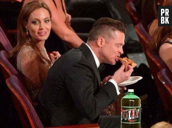 Brad Pitt flagrado comendo pizza ao lado de Jolie na cerimônia já virou meme