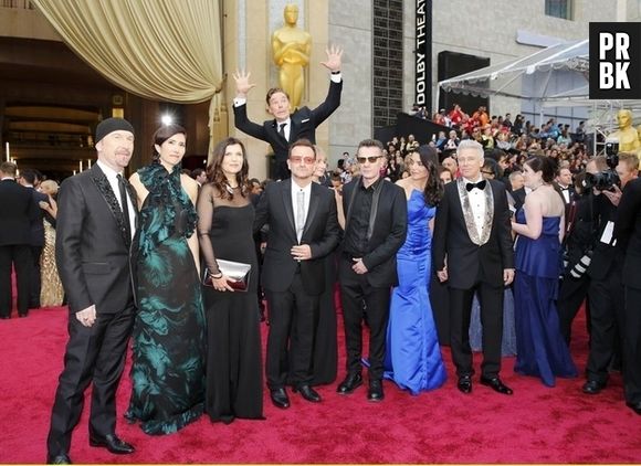 Melhor photobomb da noite vai para Benedict Cumberbatch zoando a galera do U2  