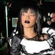 Rihanna usou uma roupa da grife  Paul Gaultier para assistir ao desfile da mesma marca na Semana de Moda de Paris, na França, no domingo (2) 