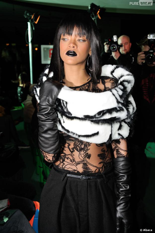 Rihanna usou uma roupa da grife Paul Gaultier para assistir ao desfile da mesma marca na Semana de Moda de Paris, na França, no domingo (2)