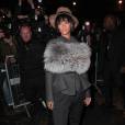 Vestida com a grife  Lanvin, Rihanna conferiu o desfile da mesma marca na Semana de Moda de Paris na quinta-feira (27) 