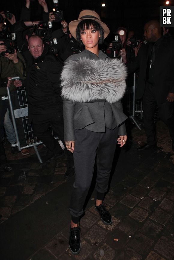 Vestida com a grife Lanvin, Rihanna conferiu o desfile da mesma marca na Semana de Moda de Paris na quinta-feira (27)