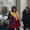 A cantora Rihanna usou uma roupa de cores fortes da marca Prada para ver o desfile da Miu Miu na última quarta-feira (5)