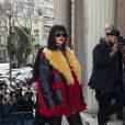 A cantora Rihanna usou uma roupa de cores fortes da marca Prada para ver o desfile da Miu Miu na última quarta-feira (5)