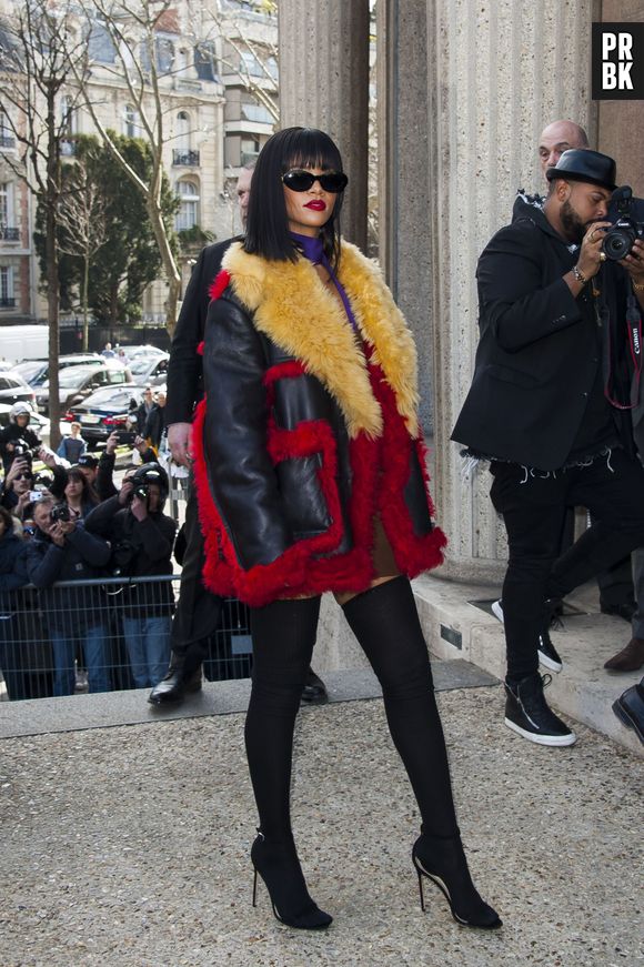 A cantora Rihanna usou uma roupa de cores fortes da marca Prada para ver o desfile da Miu Miu na última quarta-feira (5)