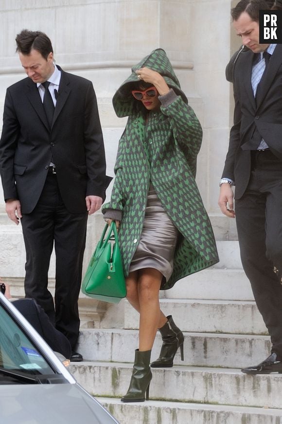 Na segunda-feira (3) de tarde, Rihanna conferiu o desfile da marca Stella McCartney e usou um look da mesma grife