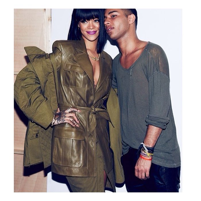 Na quinta-feira (27), Rihanna arrasou no look Balmain para ver o desfile da mesma marca na Semana de Moda de Paris