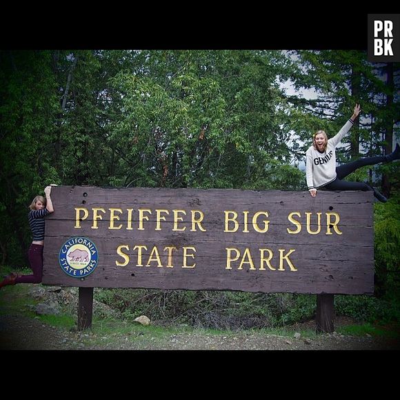 Taylor Swift e Karlie Kloss fazem palhaçada em placa de parque