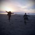 Taylor Swift e Karlie Kloss correm na bela praia na Califórnia, nos EUA