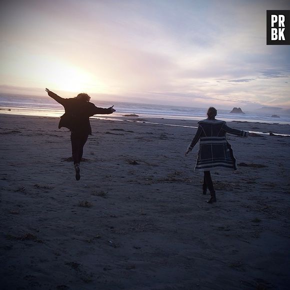 Taylor Swift e Karlie Kloss correm na bela praia na Califórnia, nos EUA