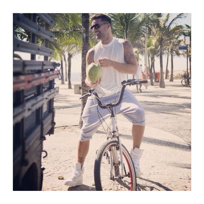 O cantor Ricky Martin bebeu água de coco nas gravações de clipe
