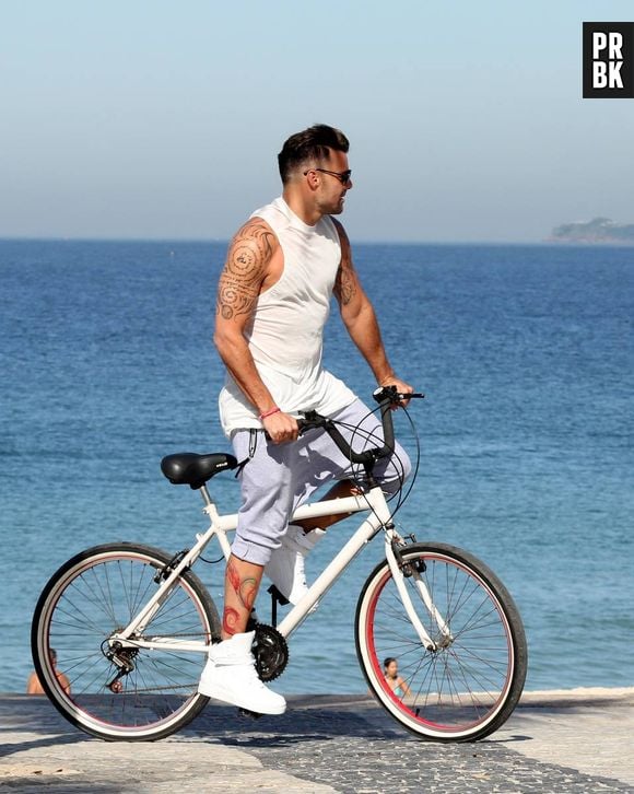 Ricky Martin anda de bicicleta na orla do Rio de Janeiro