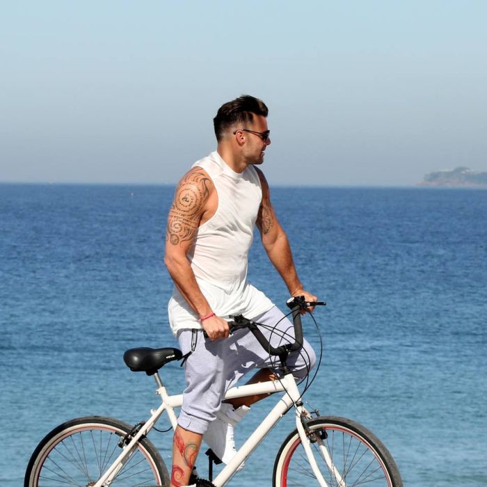 Ricky Martin anda de bicicleta na orla do Rio de Janeiro