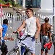 O cantor Ricky Martin se diverte em gravações no Rio de Janeiro