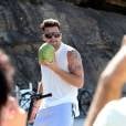 Para a gravação do clipe "Vida", Ricky Martin bebe água de coco
