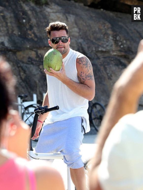 Para a gravação do clipe "Vida", Ricky Martin bebe água de coco