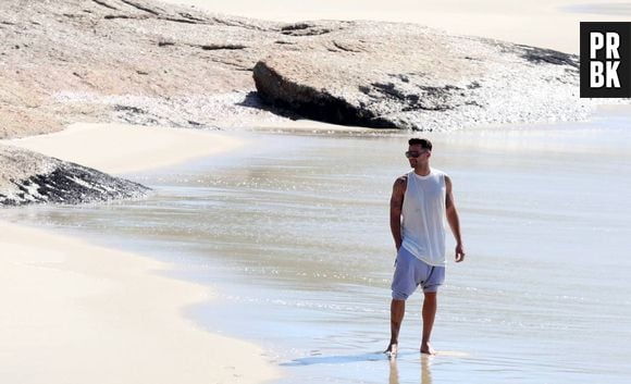 Ricky Martin caminha nas praias do Rio de Janeiro