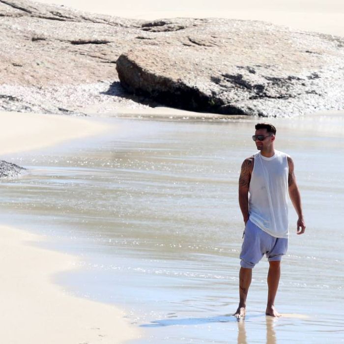 Ricky Martin caminha nas praias do Rio de Janeiro