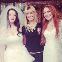 Vai casar? Lindsay Lohan usa vestido de noiva nos bastidores de "2 Broke Girls"