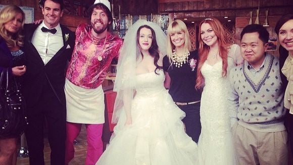 Vai casar? Lindsay Lohan usa vestido de noiva nos bastidores de "2 Broke Girls"