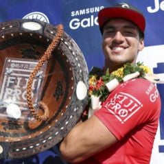 Gabriel Medina é campeão em Fiji! Surfista surpreende e namorada comemora: "Orgulho define"