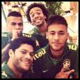 Hulk também não ficou de fora e registrou o momento. "#Brasilfamilia", escreveu o lateral