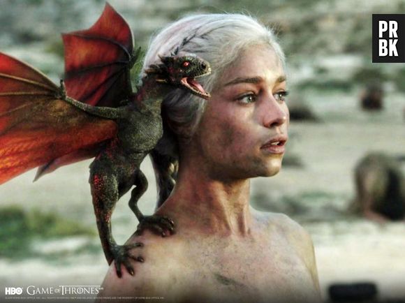 Daenerys Targaryen, personagem de Emilia Clarke na série "Game of Thrones", usa uma peruca loura que muda visual da atriz