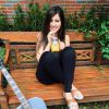 Sofia Oliveira está sempre lacrando nas músicas com seu violão