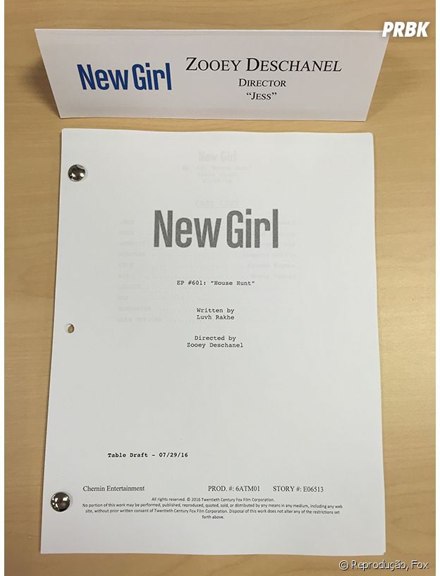 De "New Girl", foto de roteiro confirma Zooey Deschanel como diretora por um dia!